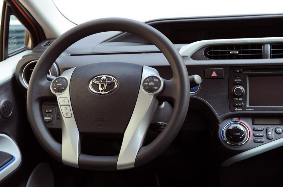 Toyota Prius C 2012 года  (фото 59 из 87)
